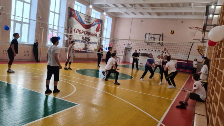 Соревнования по волейболу между сборной 10-11-ых классов и сборной учителей.