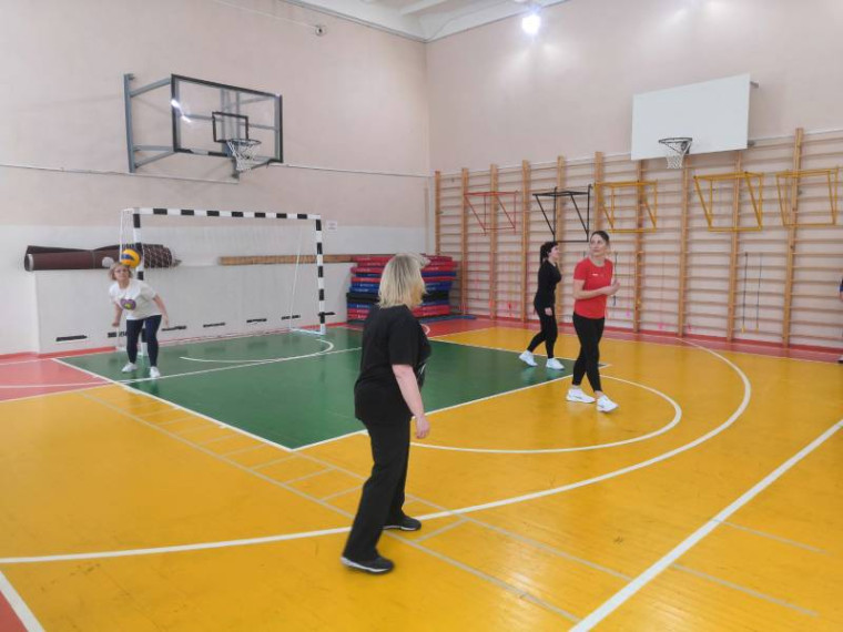 Дружеская встреча по волейболу между сборной командой девушек и командой учителей.